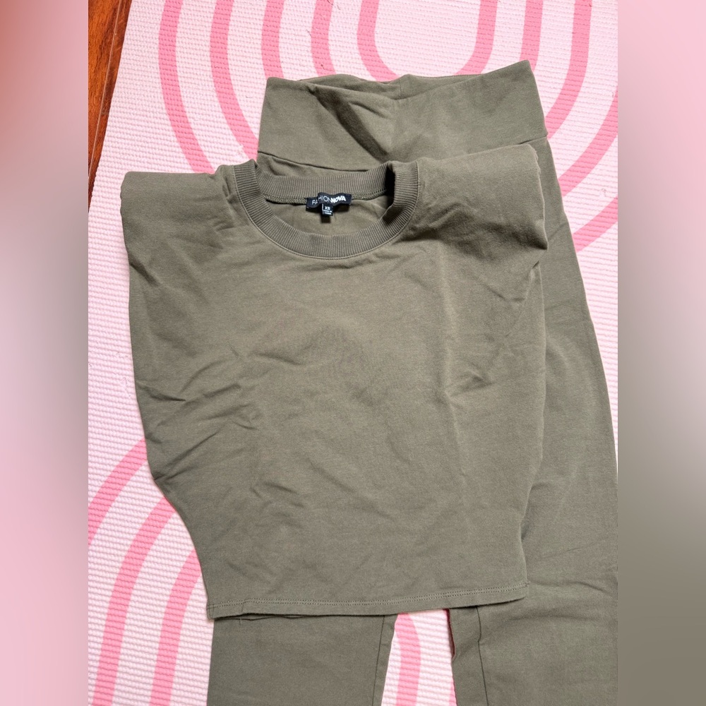 Olive Green shoulder pad  Top and Leggings Set - Picture 3 of 8